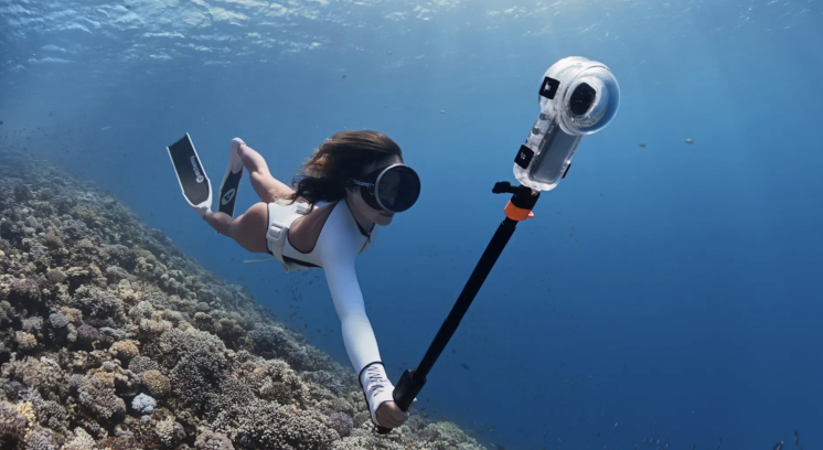 Using Underwater Selfie Stick with Remote with Insta360 X5 while diving.